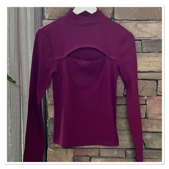 GAP Rib Cutout Top - Picture 2 of 8